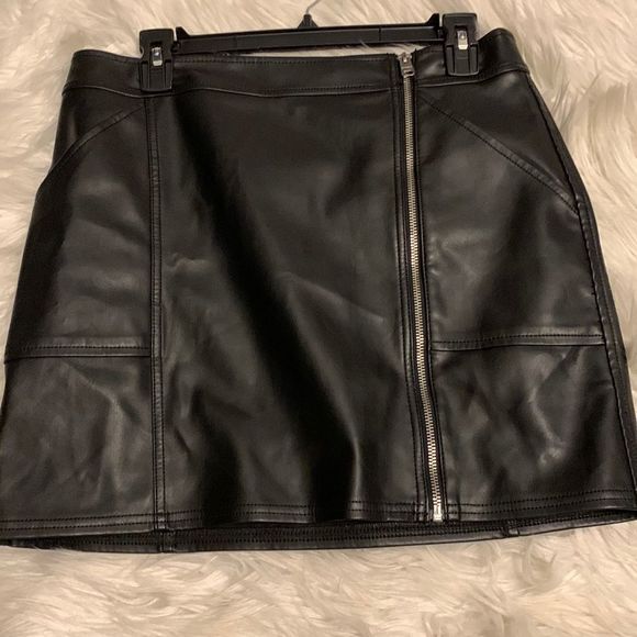 Express size 8 faux leather mini skirt - Picture 1 of 10